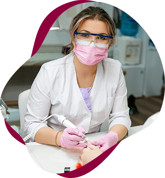 Profissional realizando procedimento de unhas com segurança